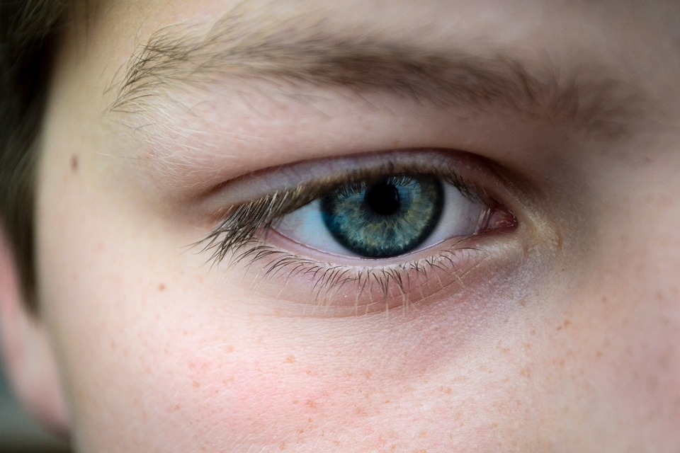 كيف يمكن علاج جفاف العين بدون طبيب؟