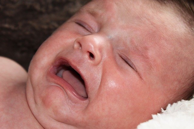كيف تهدأ الطفل الرضيع عند البكاء ؟ 